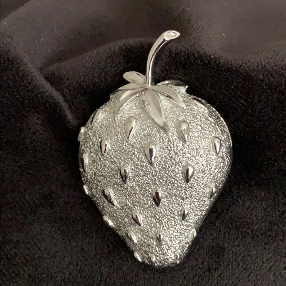 Sarah Coventry Strawberry brooch/pin Vintage Silver Tone